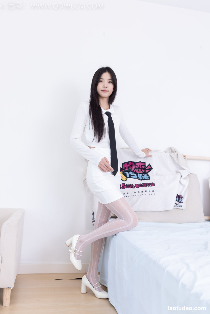 物恋传媒 No.2431 茯苓-两双高跟鞋、两双丝 [160P1V-3.56GB]