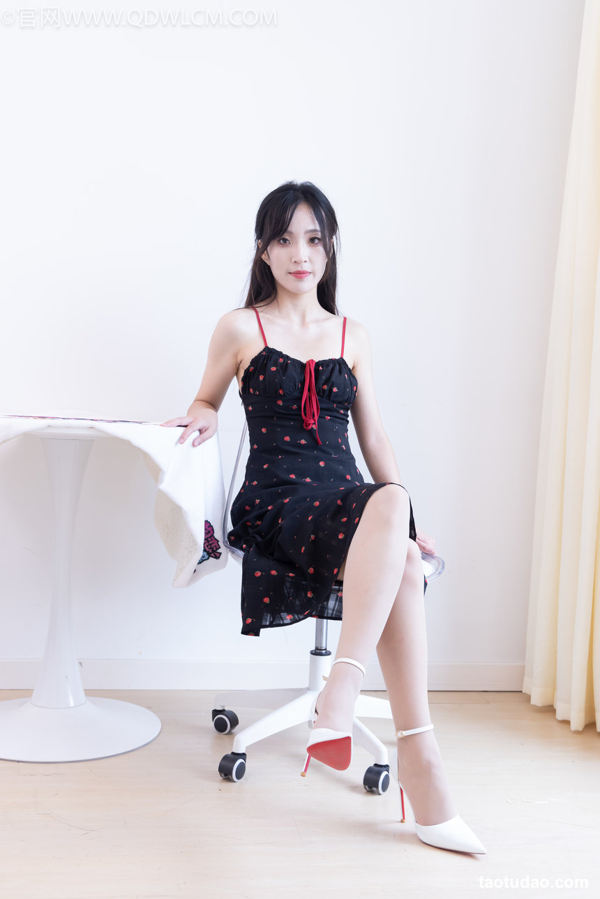 物恋传媒 No.2481 辣辣-高跟鞋、薄肉丝 [150P1V-3.72GB]