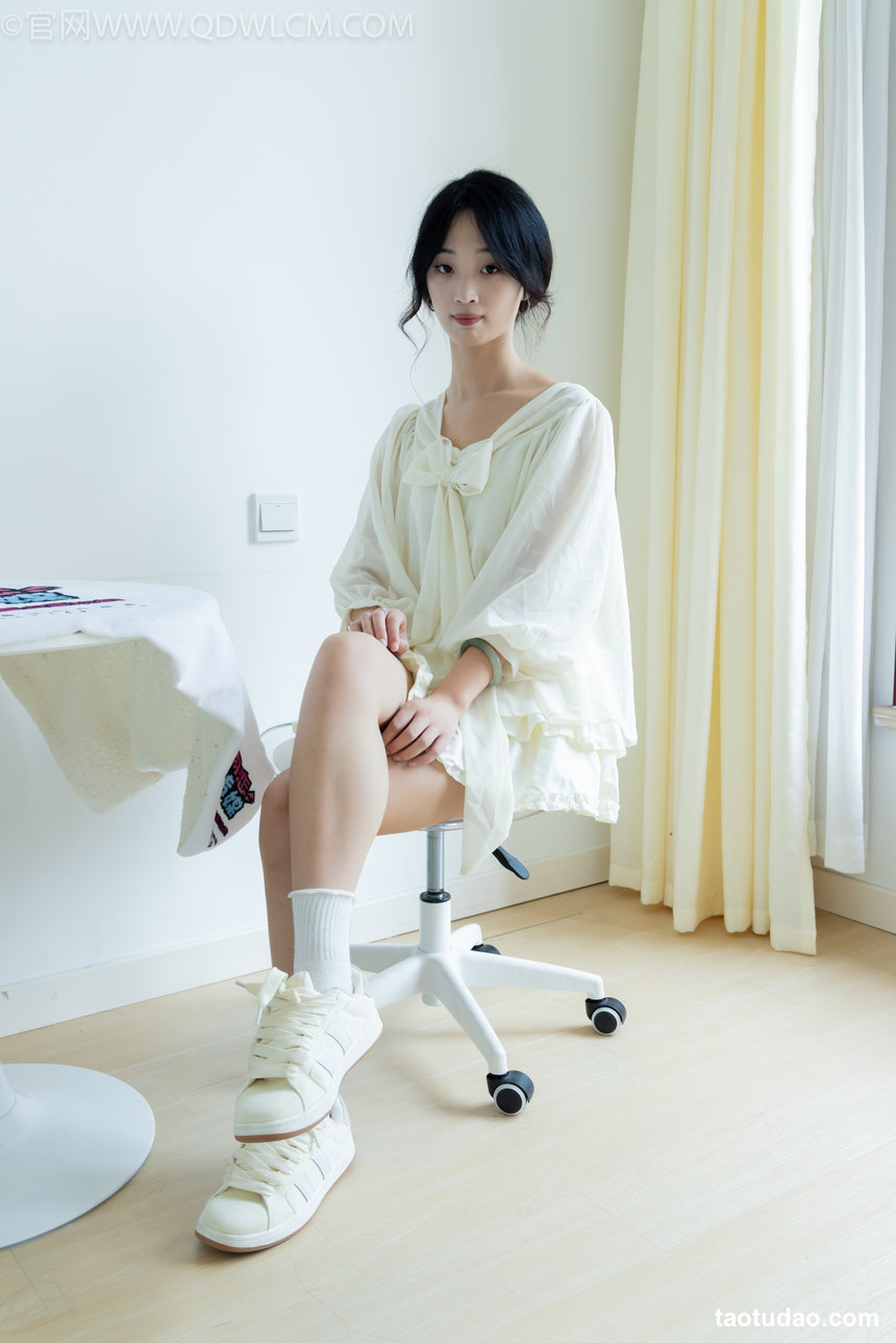 物恋传媒 No.2489 南南-板鞋、白棉袜、裸足 [150P1V-3.47GB]