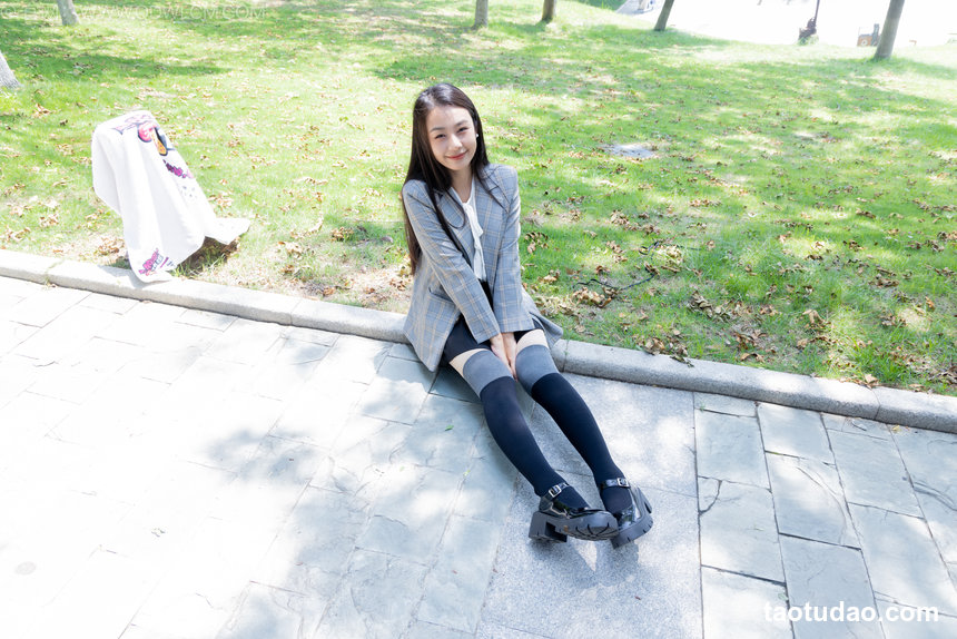 物恋传媒 No.2511 岚岚-制服、皮鞋、黑灰拼接过膝袜、厚肉丝 [200P1V-6.35GB]