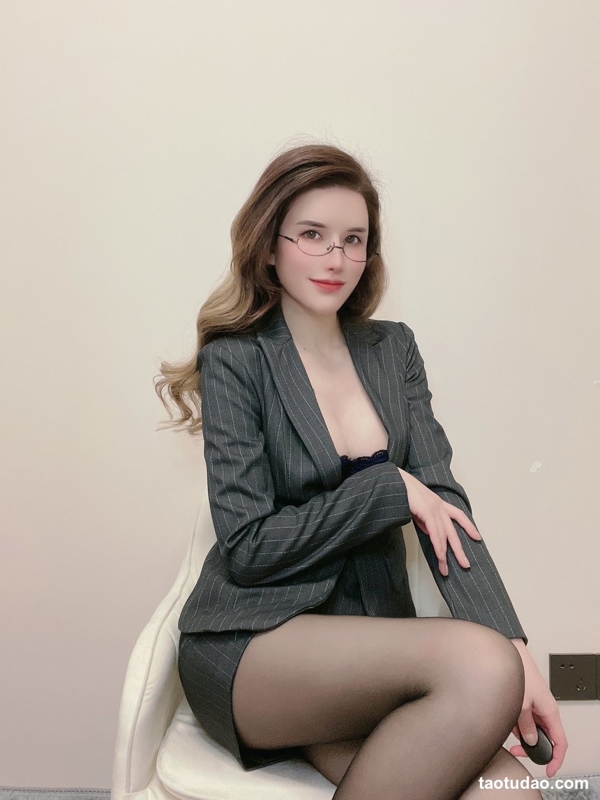 鹿八岁baby –  黑丝OL眼镜娘[20P-36.3M]