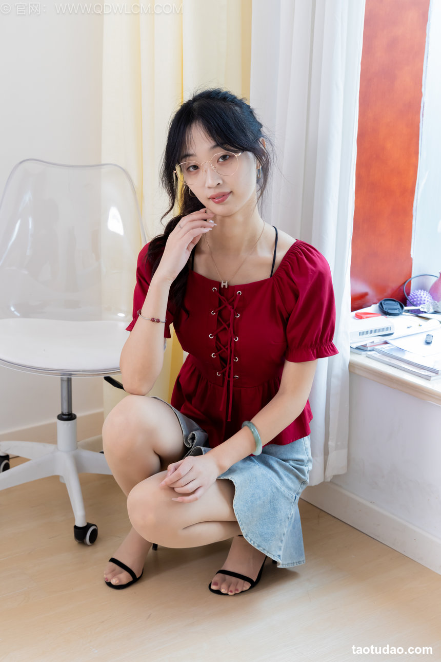 物恋传媒 No.2530 南南-三双高跟鞋、薄肉丝、裸足 [155P1V-6.04GB]