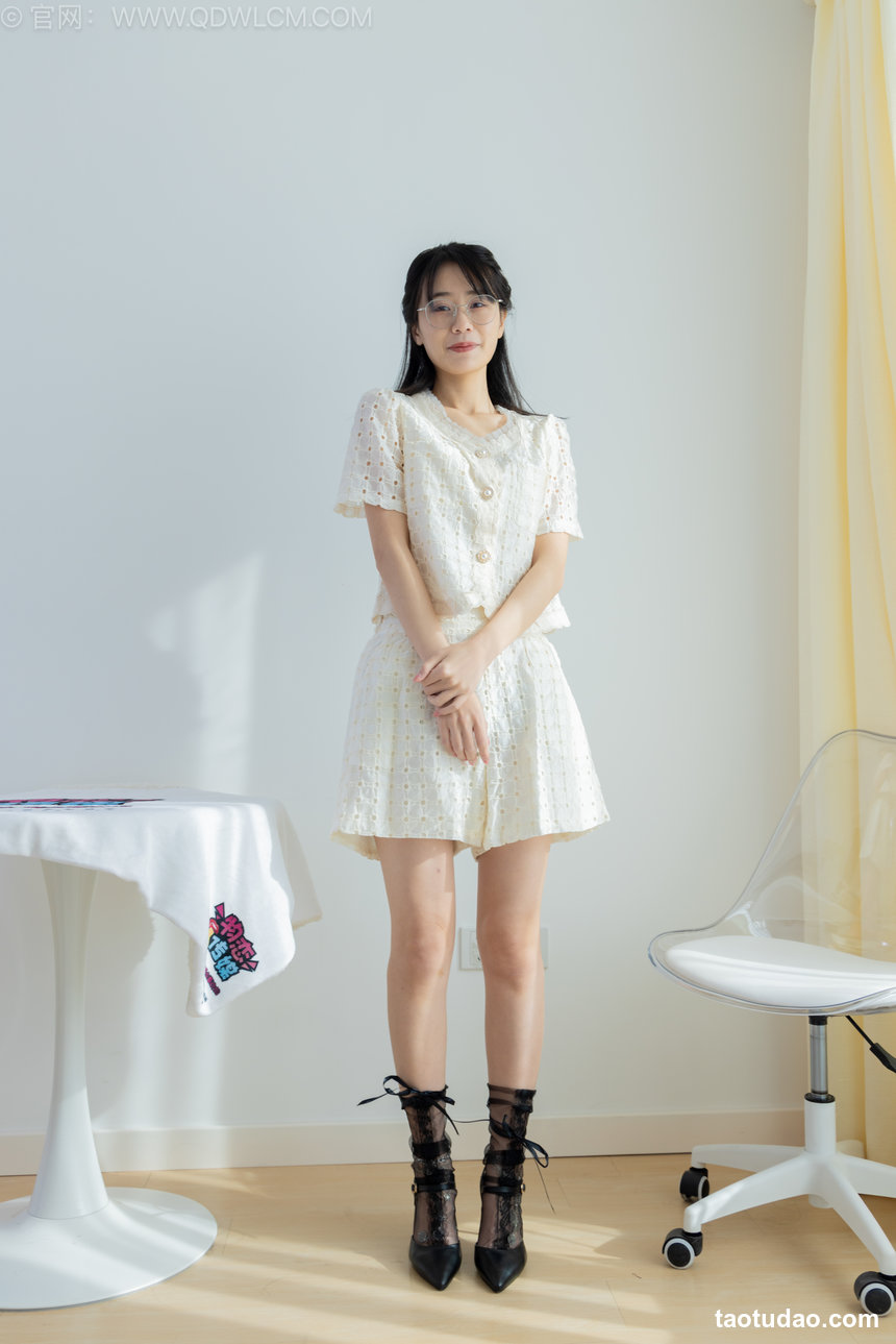 物恋传媒 No.2543 菜菜-高跟鞋、蕾丝短黑丝、裸足、银色脚链 [150P1V-3.68GB]