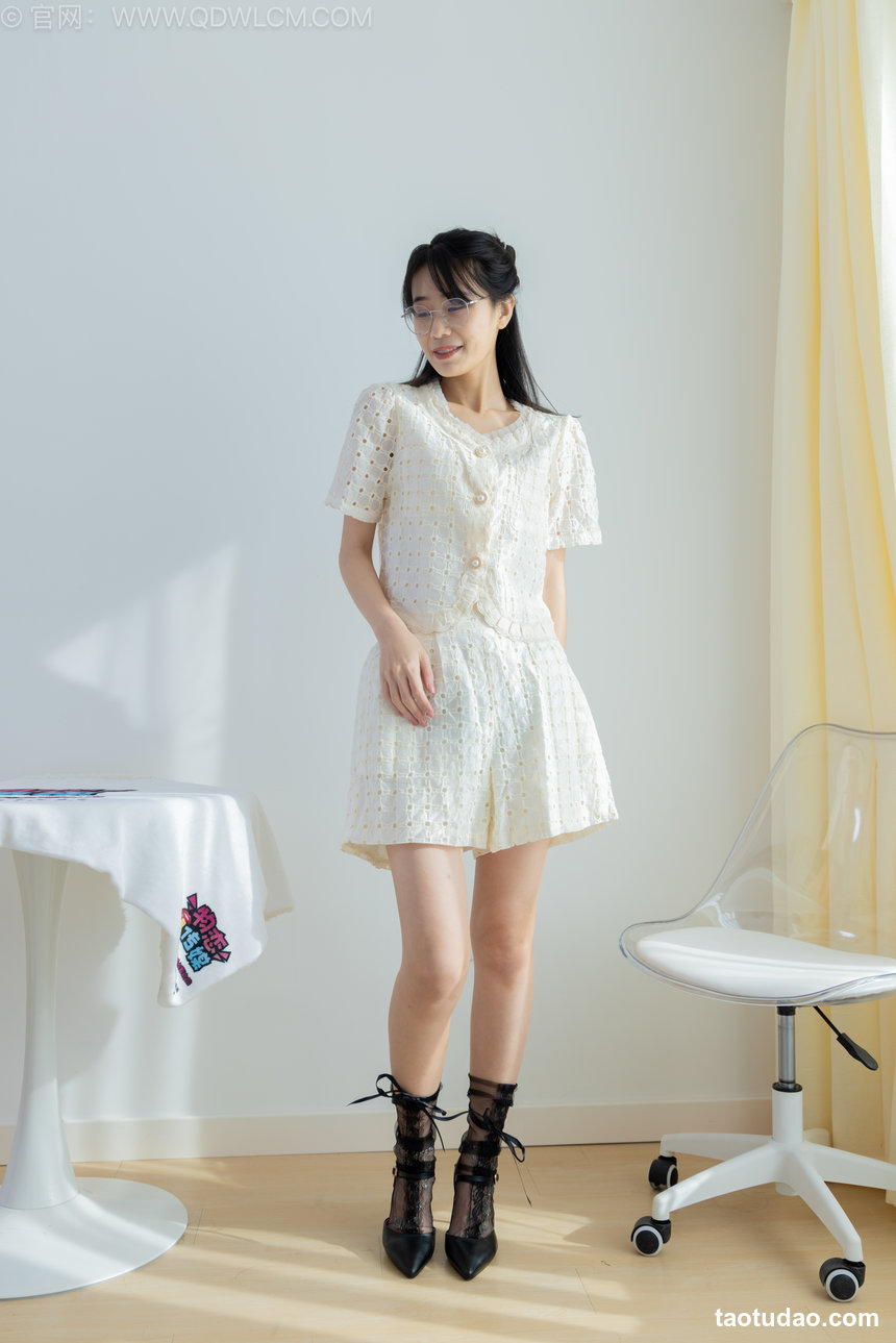 物恋传媒 No.2543 菜菜-高跟鞋、蕾丝短黑丝、裸足、银色脚链 [150P1V-3.68GB]