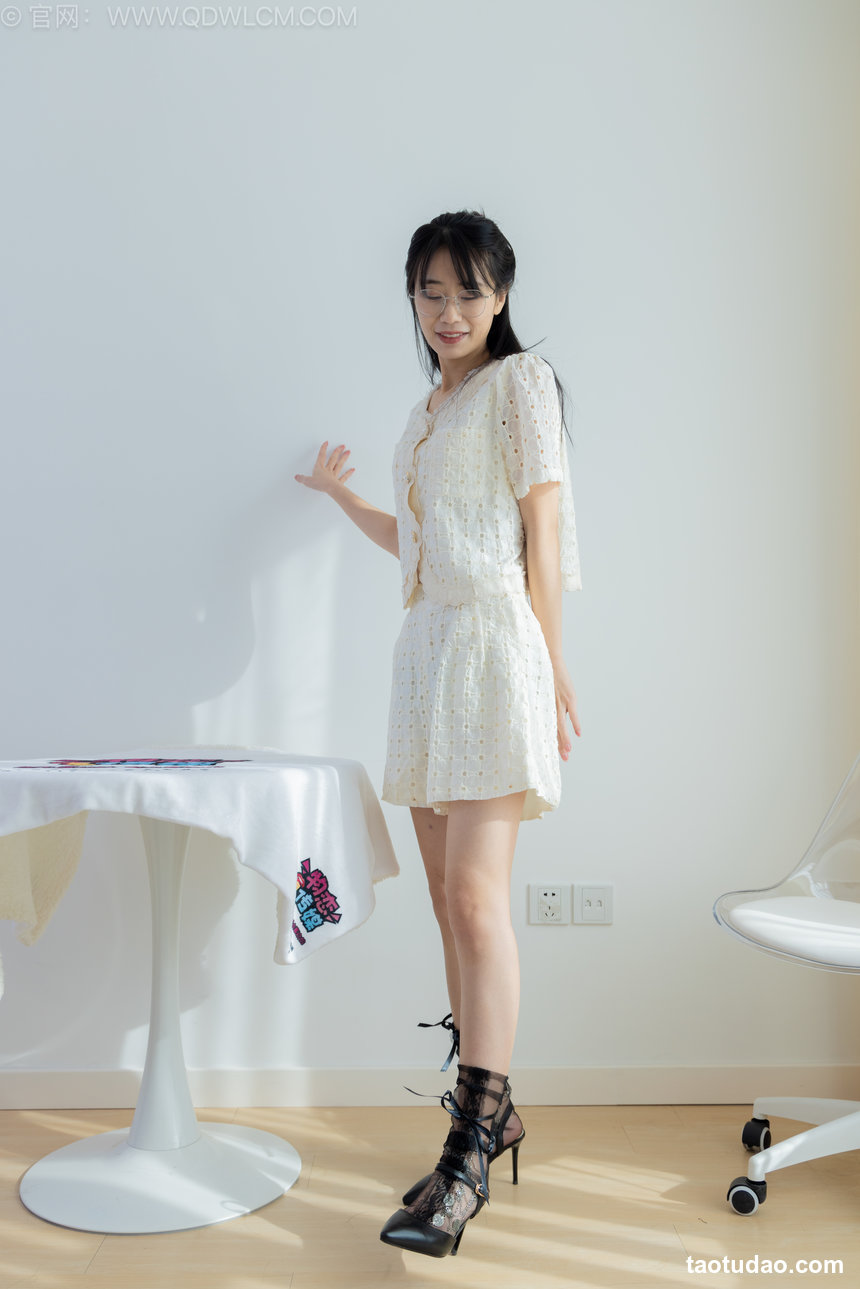 物恋传媒 No.2543 菜菜-高跟鞋、蕾丝短黑丝、裸足、银色脚链 [150P1V-3.68GB]