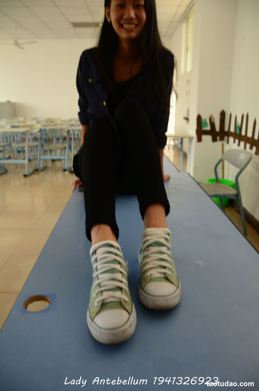 [战前女神] 恋足美腿棉袜女神级摄影套图 022 [53P-86MB]