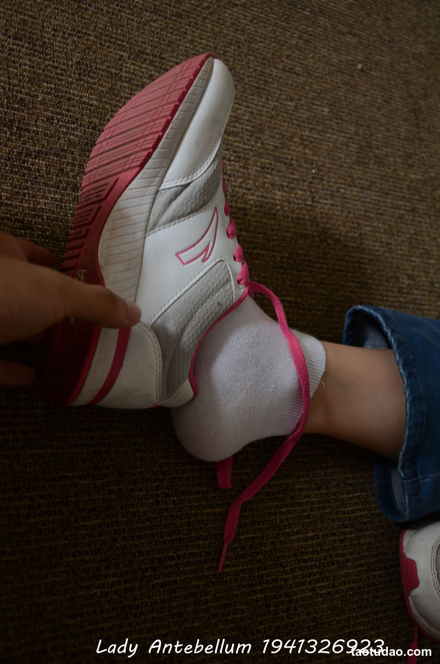 [战前女神] 恋足美腿棉袜女神级摄影套图 024 [220P-359MB]