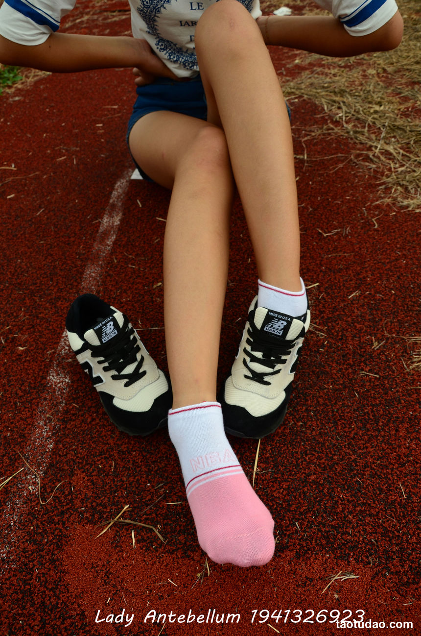 [战前女神] 恋足美腿棉袜女神级摄影套图 035 [91P-195MB]