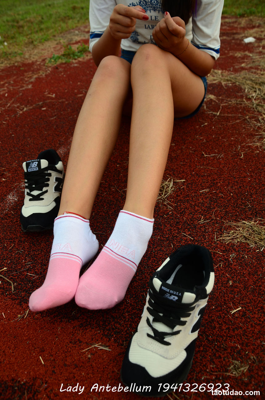 [战前女神] 恋足美腿棉袜女神级摄影套图 035 [91P-195MB]