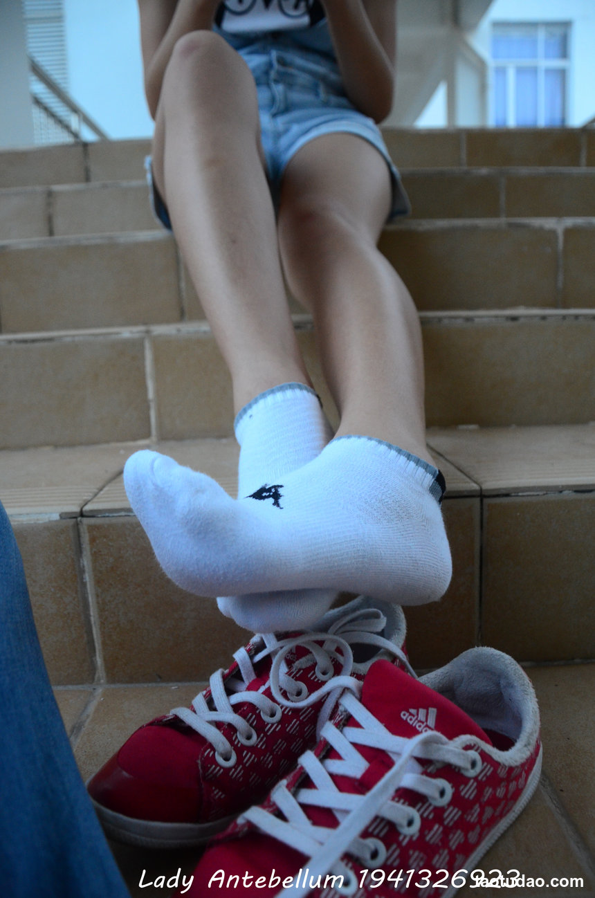 [战前女神] 恋足美腿棉袜女神级摄影套图 039 [37P-118MB]