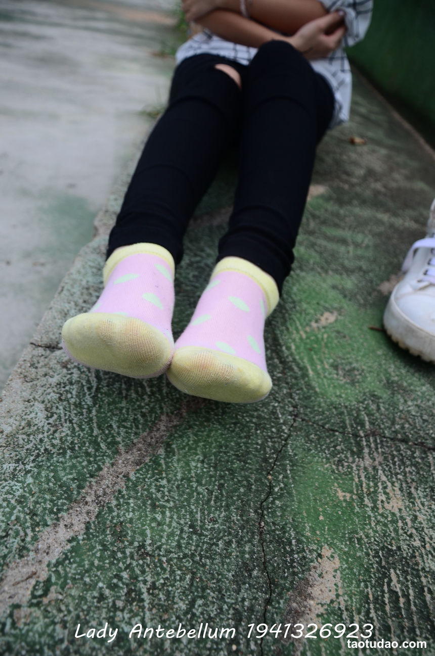 [战前女神] 恋足美腿棉袜女神级摄影套图 042 [100P-168MB]