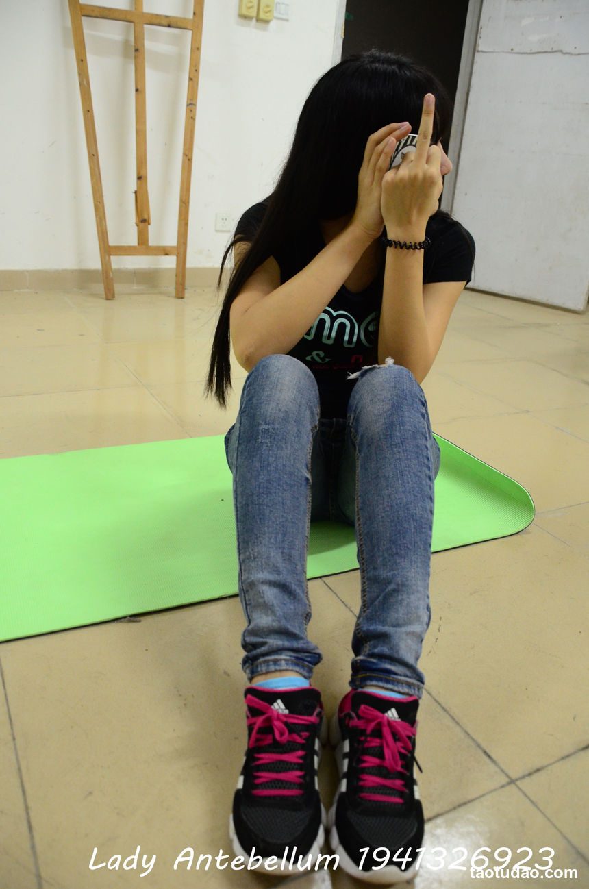 [战前女神] 恋足美腿棉袜女神级摄影套图 056 [75P-82MB]