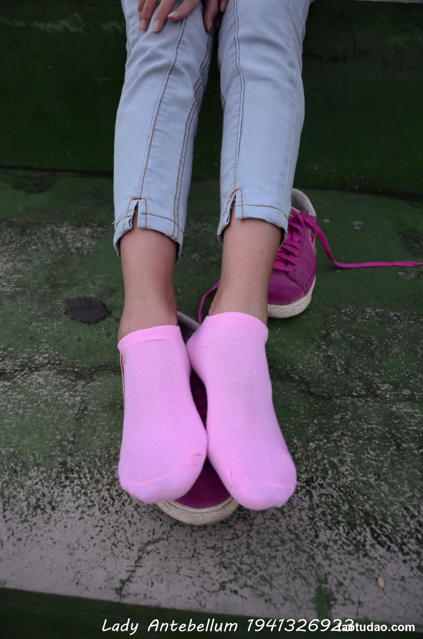 [战前女神] 恋足美腿棉袜女神级摄影套图 057 [55P-117MB]