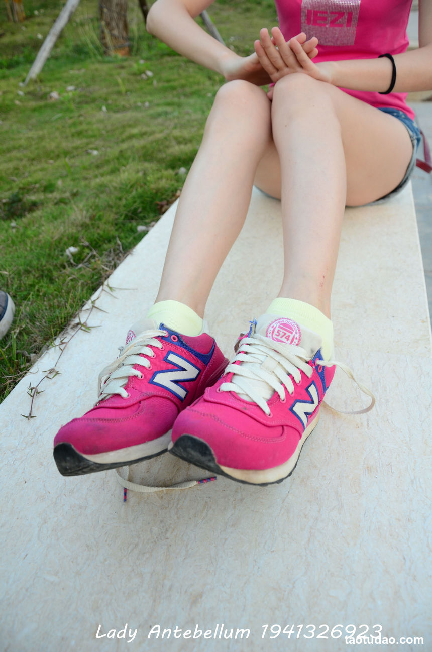 [战前女神] 恋足美腿棉袜女神级摄影套图 060 [101P-155MB]