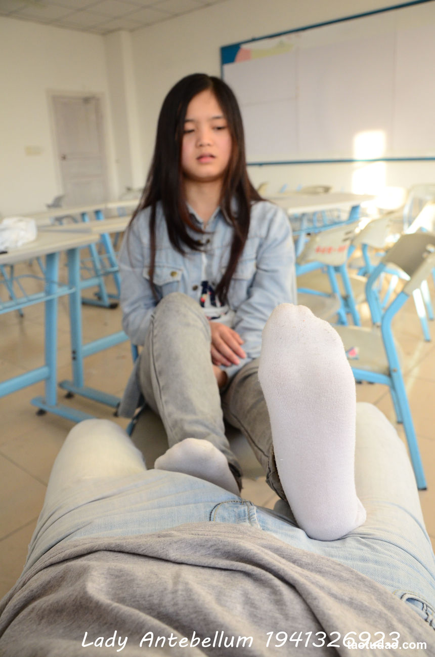 [战前女神] 恋足美腿棉袜女神级摄影套图 076 [52P-78MB]