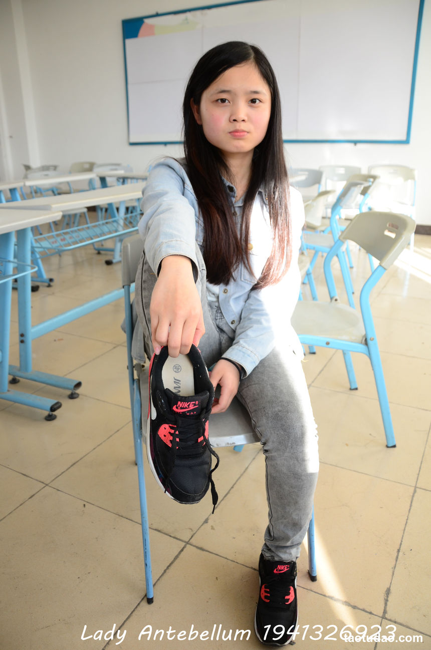 [战前女神] 恋足美腿棉袜女神级摄影套图 076 [52P-78MB]