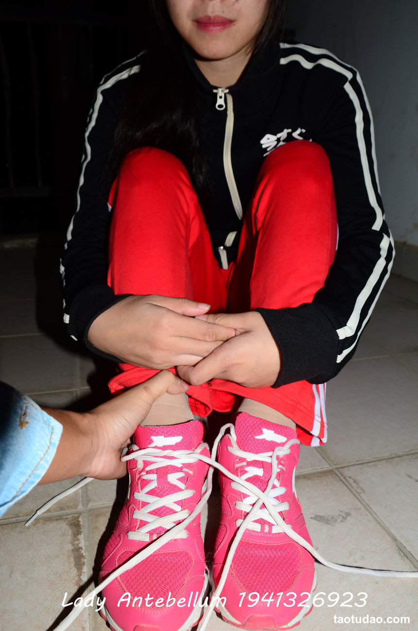 [战前女神] 恋足美腿棉袜女神级摄影套图 079 [115P-261MB]