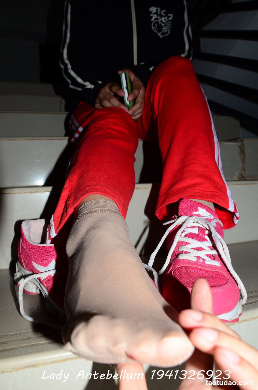 [战前女神] 恋足美腿棉袜女神级摄影套图 079 [115P-261MB]