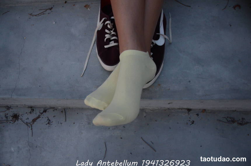 [战前女神] 恋足美腿棉袜女神级摄影套图 101 [128P-145MB]