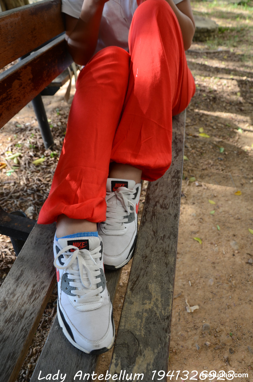 [战前女神] 恋足美腿棉袜女神级摄影套图 117 [92P+190M]