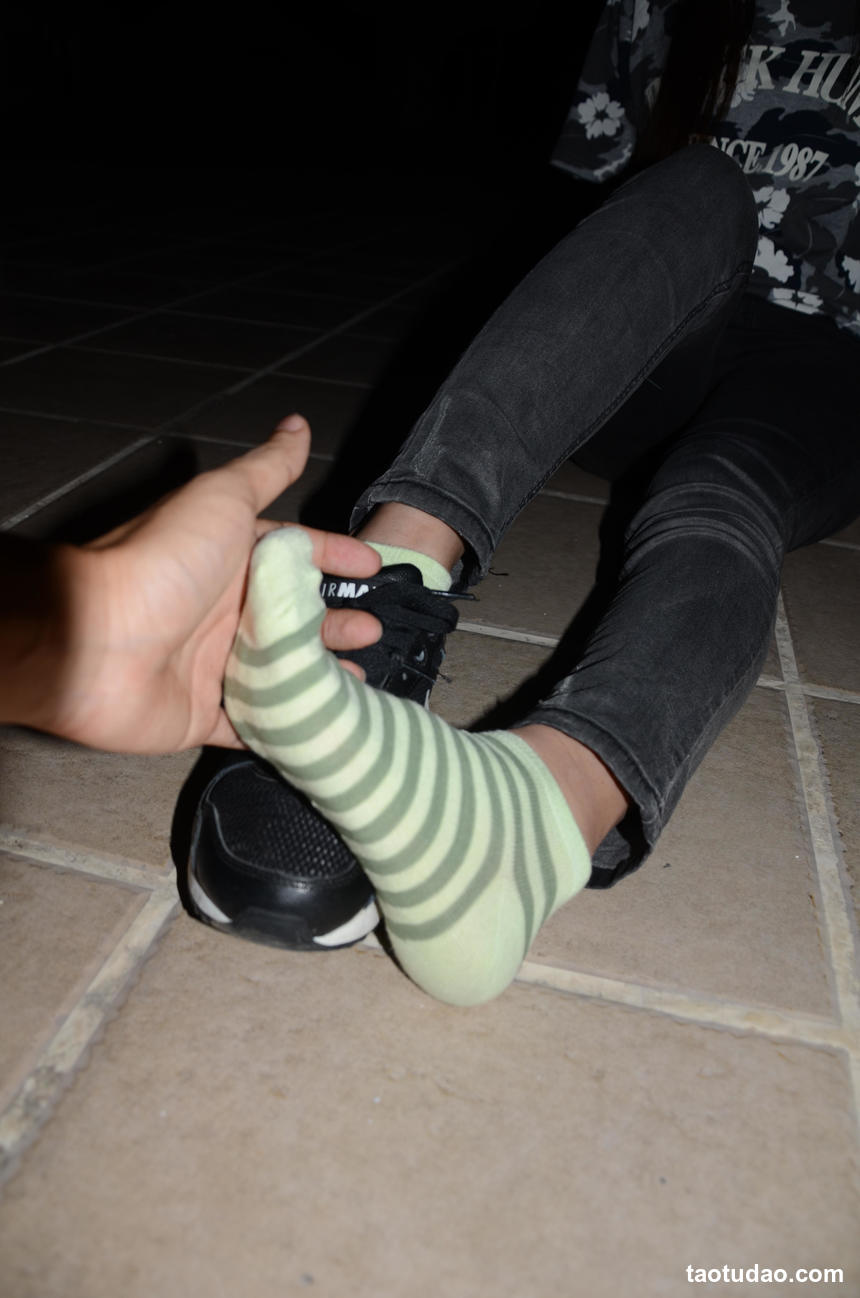 [战前女神] 恋足美腿棉袜女神级摄影套图 119 [87P+100M]