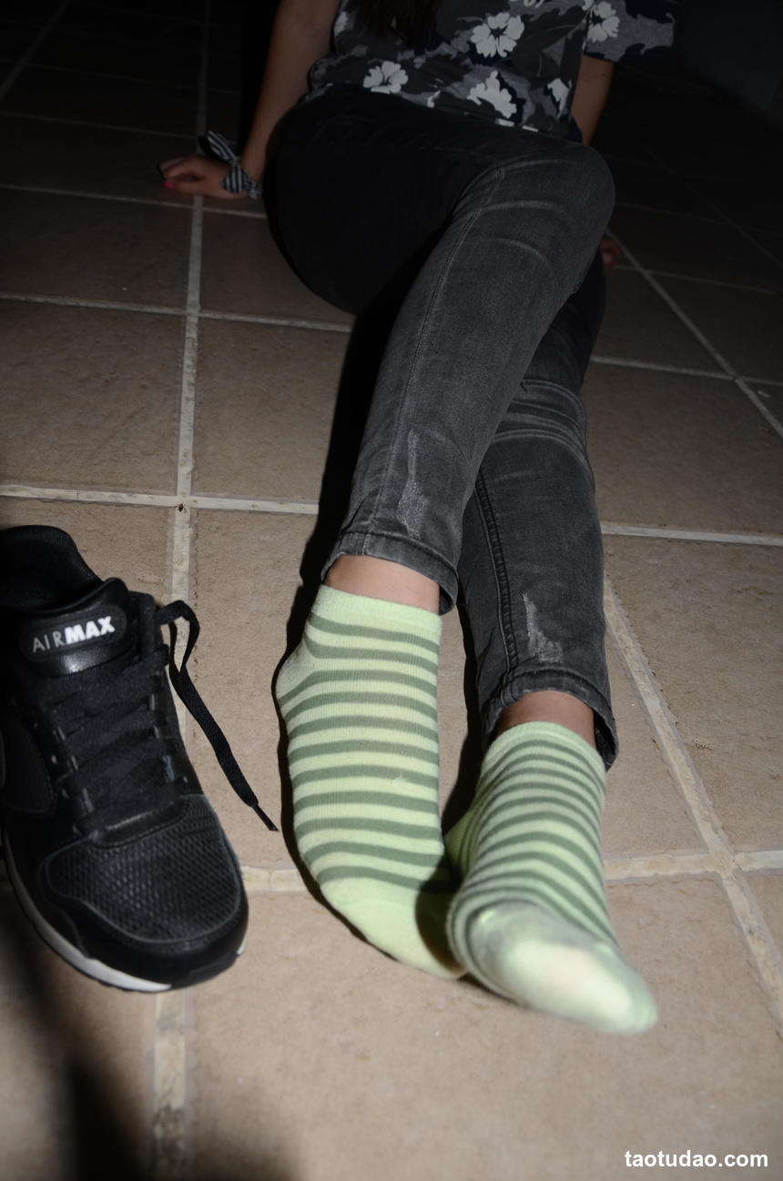 [战前女神] 恋足美腿棉袜女神级摄影套图 119 [87P+100M]