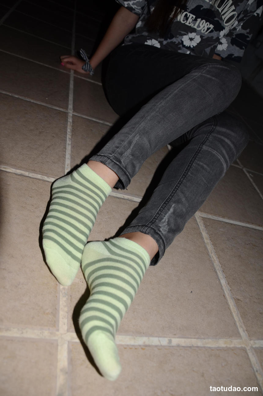 [战前女神] 恋足美腿棉袜女神级摄影套图 119 [87P+100M]