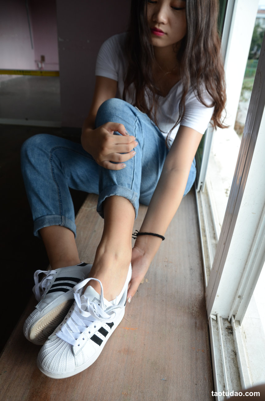 [战前女神] 恋足美腿棉袜女神级摄影套图 123 [102P+190M]