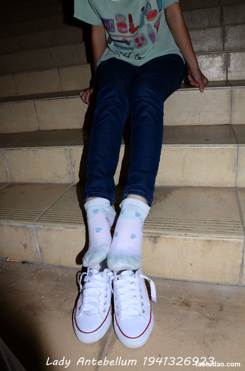 [战前女神] 恋足美腿棉袜女神级摄影套图 129 [80P+147M]