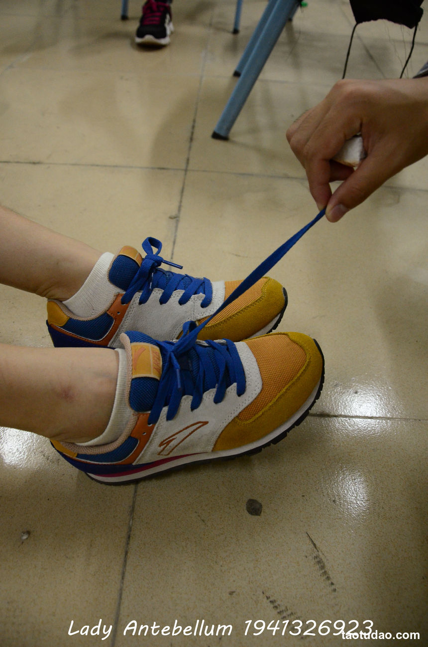 [战前女神] 恋足美腿棉袜女神级摄影套图 130 [56P+64M]