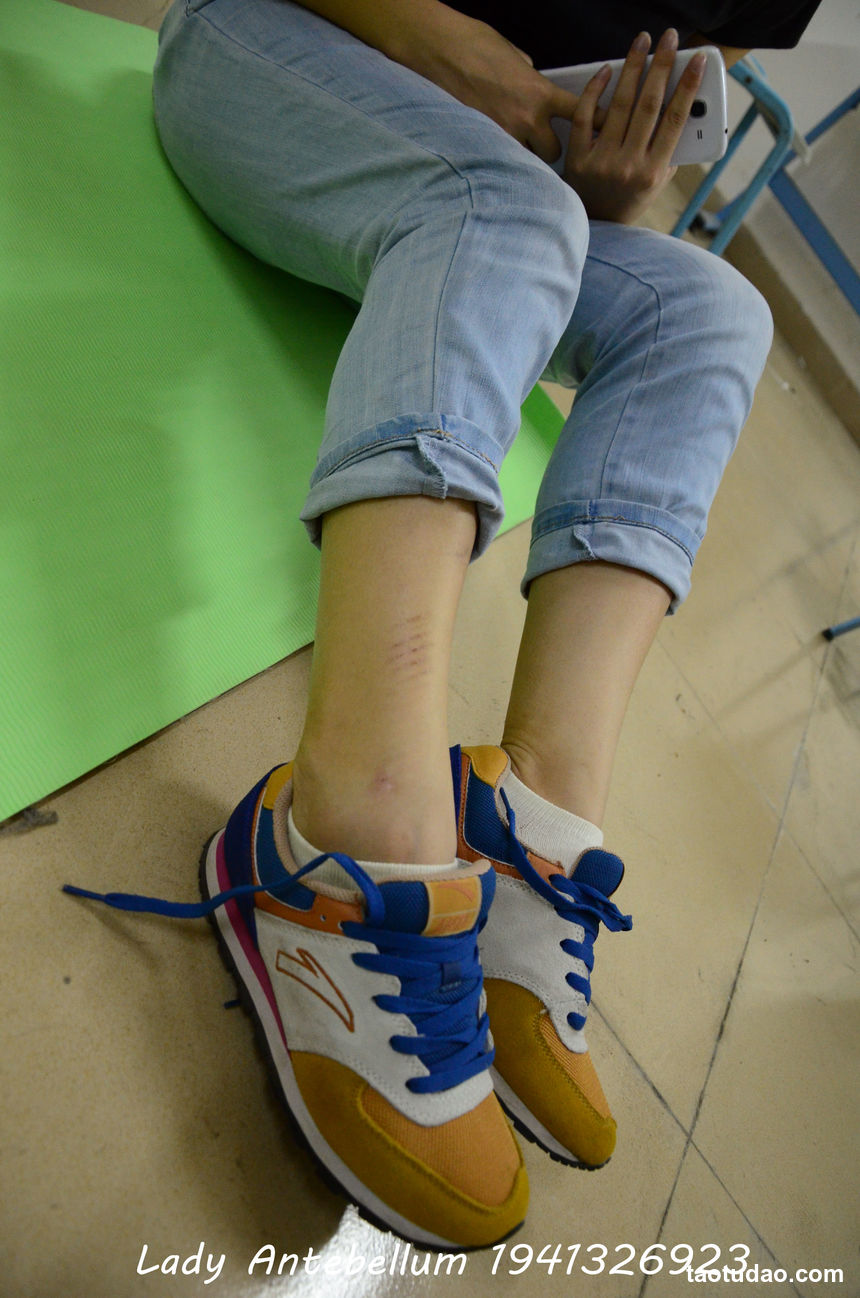 [战前女神] 恋足美腿棉袜女神级摄影套图 130 [56P+64M]