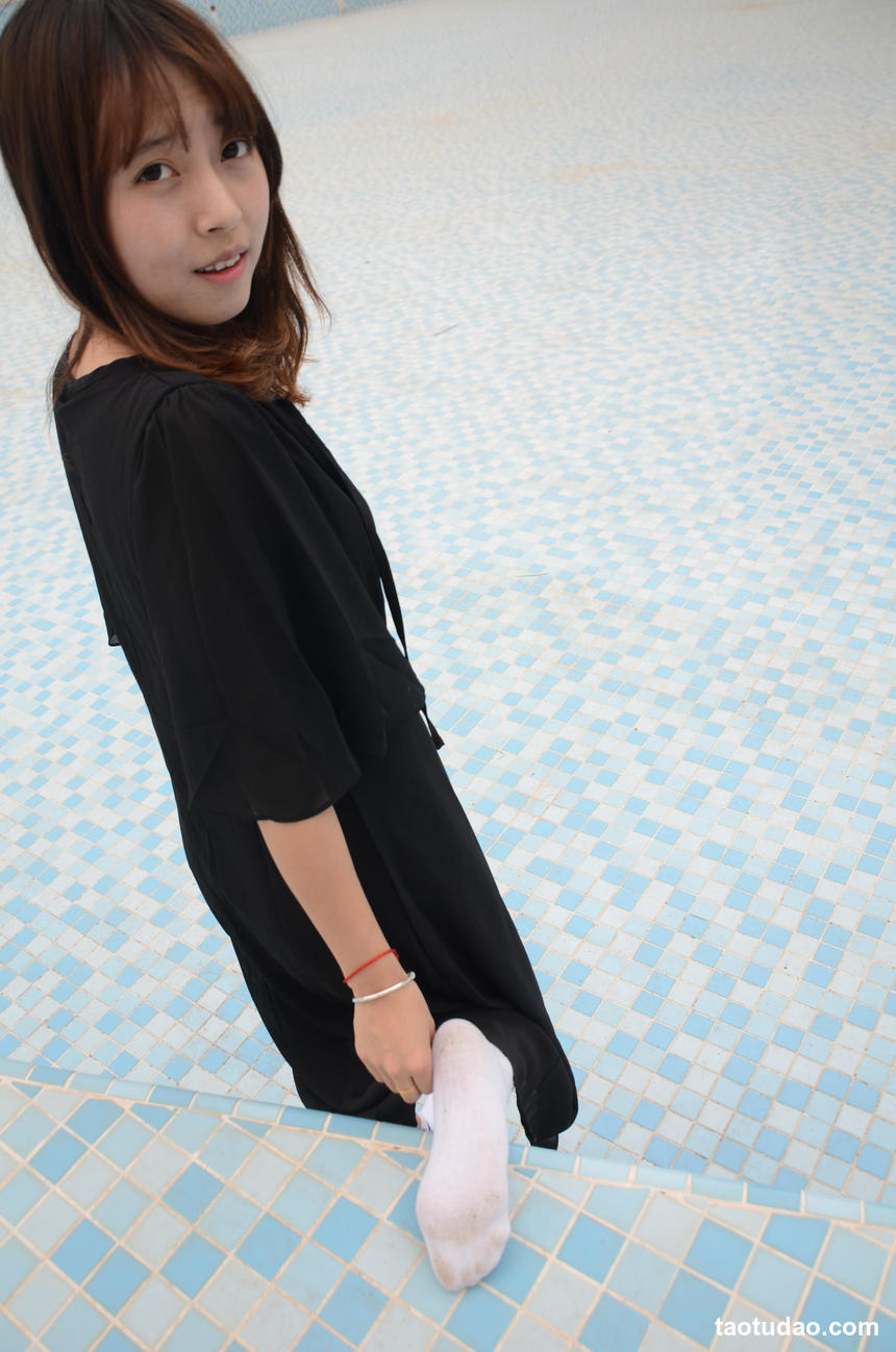 [战前女神] 恋足美腿棉袜女神级摄影套图 2015.06.07特辑1 [126P+138M]