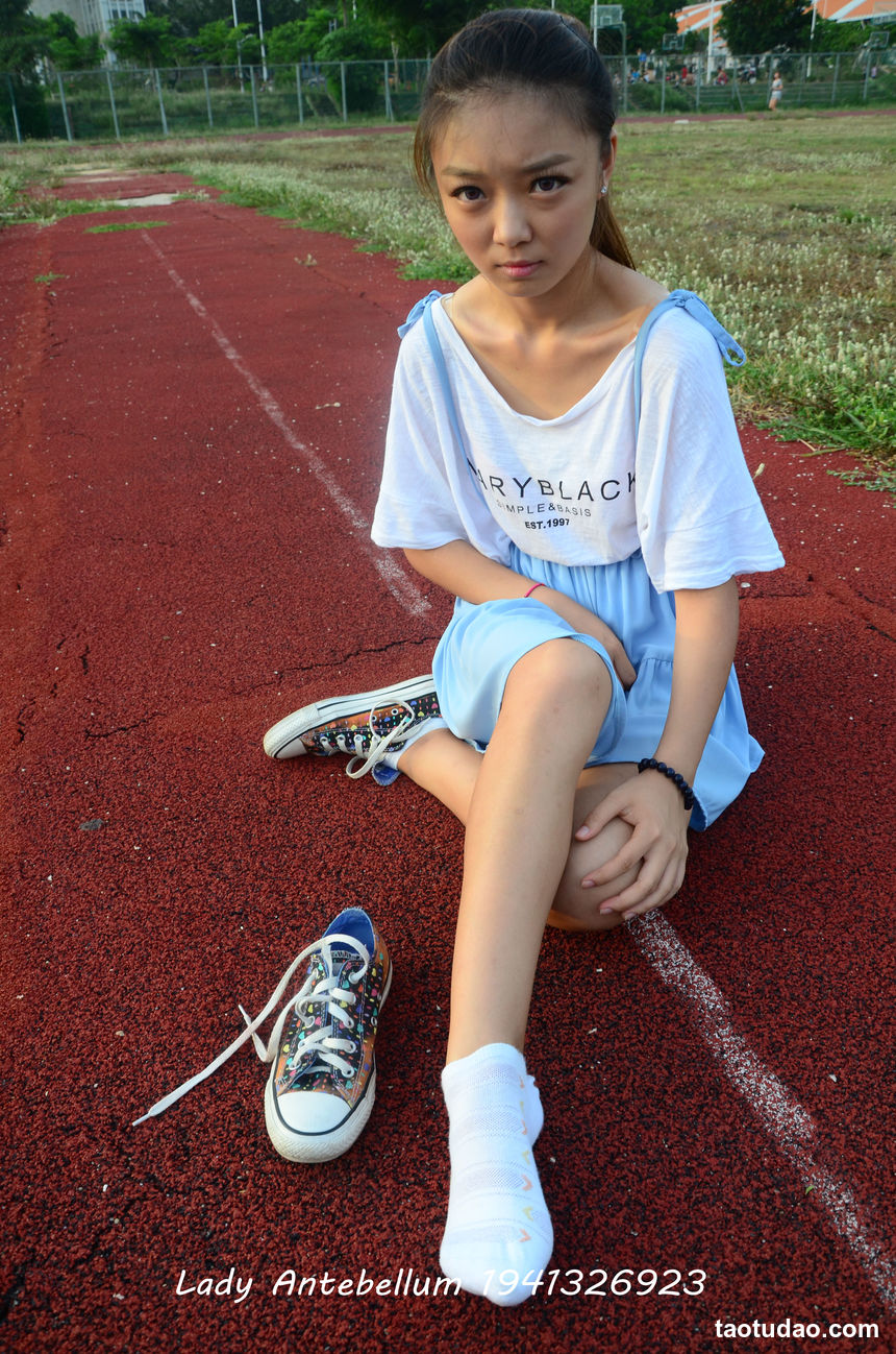 [战前女神] 恋足美腿棉袜女神级摄影套图 单独赠送 [73P+176M]