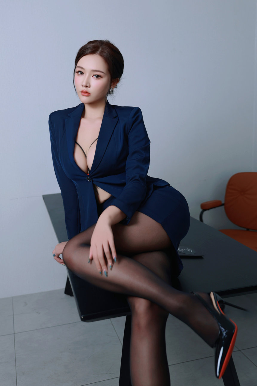 娜比《职业装OL 》原版写真 [102P-495MB]