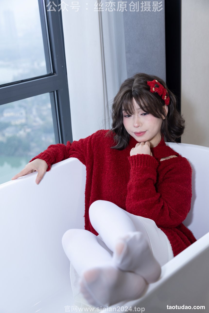 丝恋摄影 NO.010 泡芙-红色毛衣 小白裙 厚白丝袜 白色板鞋[228P+1V／3.13GB]