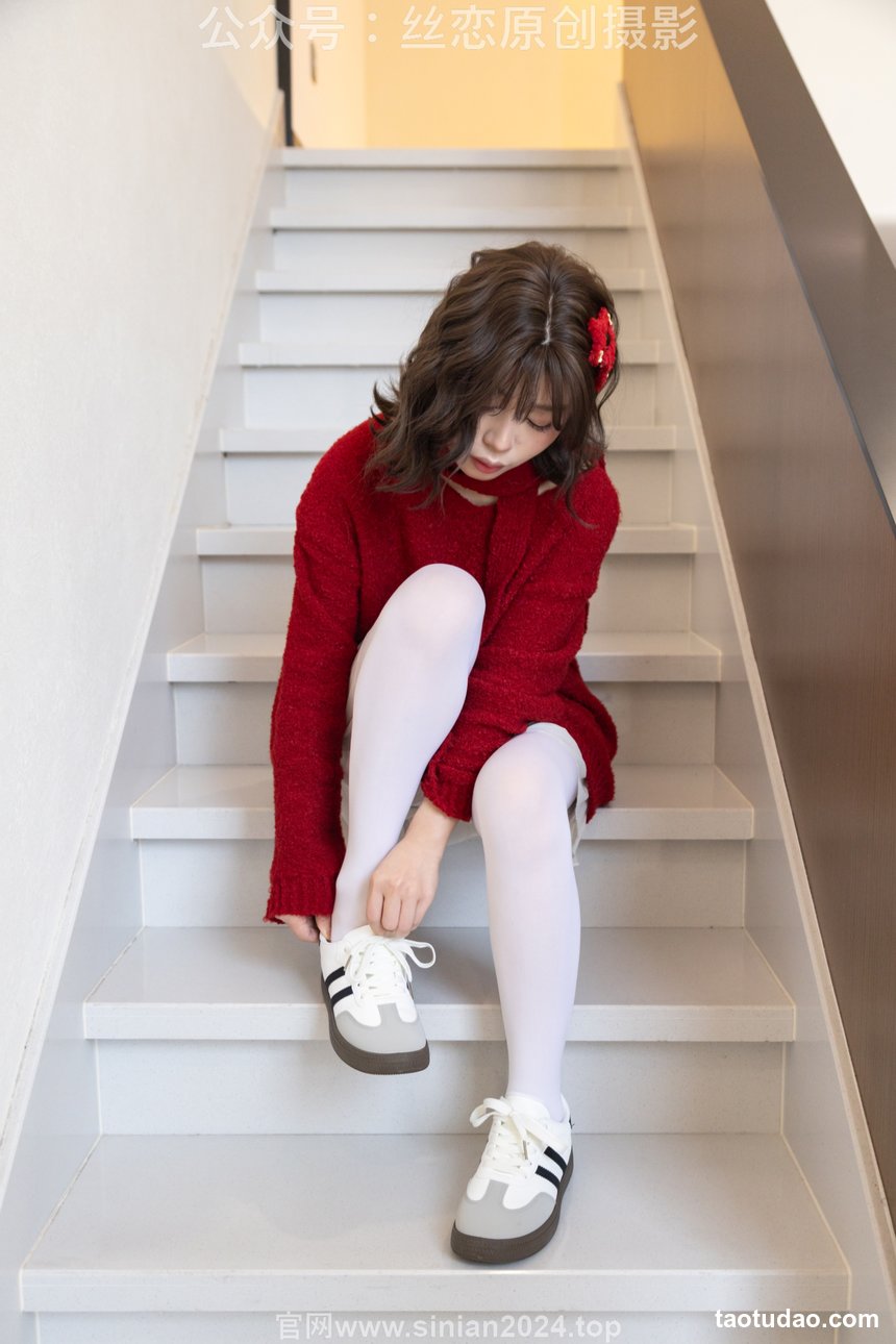 丝恋摄影 NO.010 泡芙-红色毛衣 小白裙 厚白丝袜 白色板鞋[228P+1V／3.13GB]
