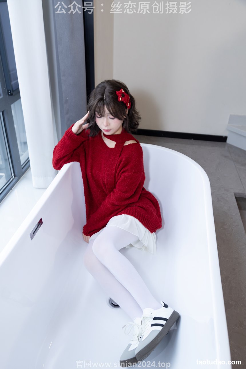 丝恋摄影 NO.010 泡芙-红色毛衣 小白裙 厚白丝袜 白色板鞋[228P+1V／3.13GB]