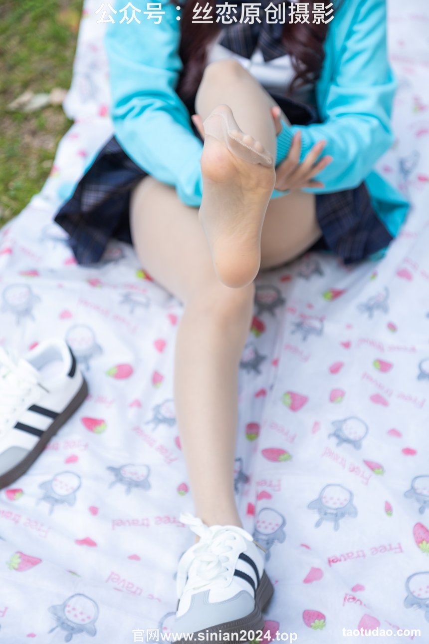 丝恋摄影 NO.014 小梦-蓝色开衫 jk短裙 肉色丝袜 白色帆布鞋[203P+1V／3.78GB]