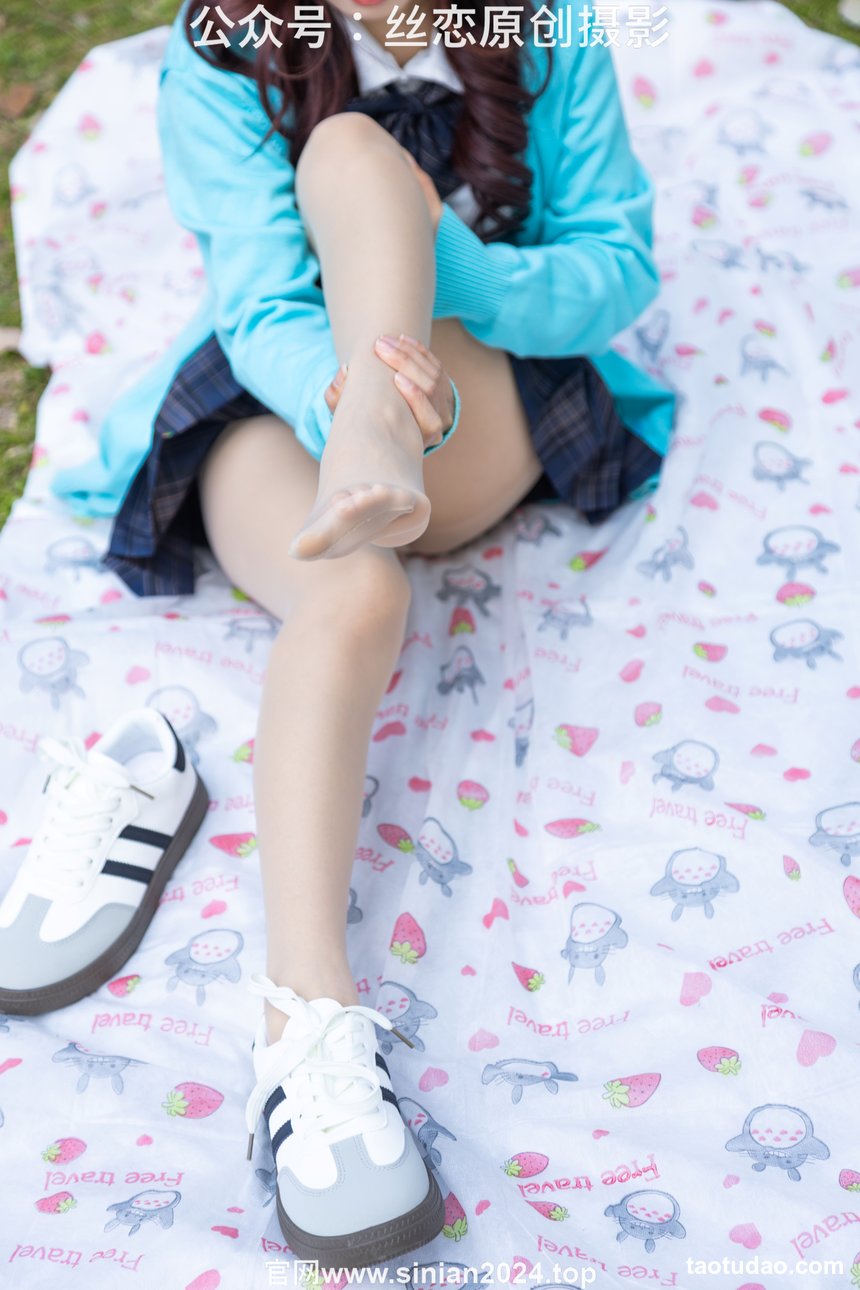 丝恋摄影 NO.014 小梦-蓝色开衫 jk短裙 肉色丝袜 白色帆布鞋[203P+1V／3.78GB]