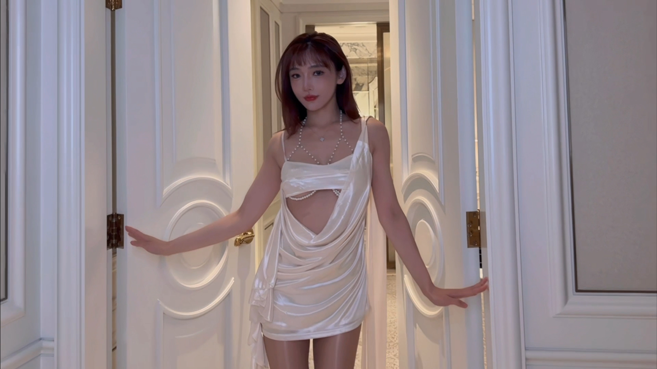 陆萱萱 肉色丝袜 拍摄花絮 [2V-1.89G]