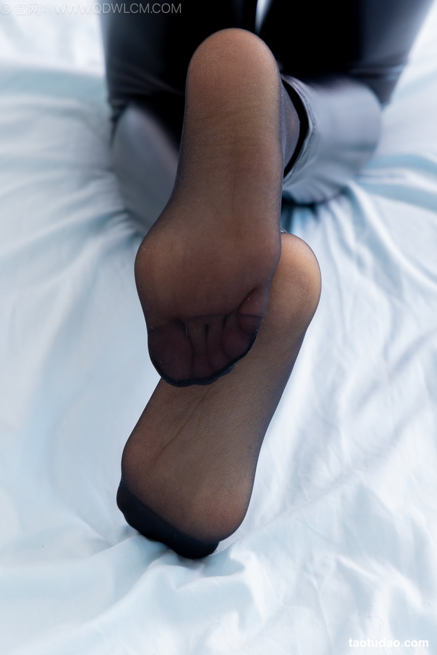 物恋传媒 No.2555 嘟嘟-平底凉鞋、薄黑丝、裸足、皮裤裤里丝 [155P1V-3.69GB]