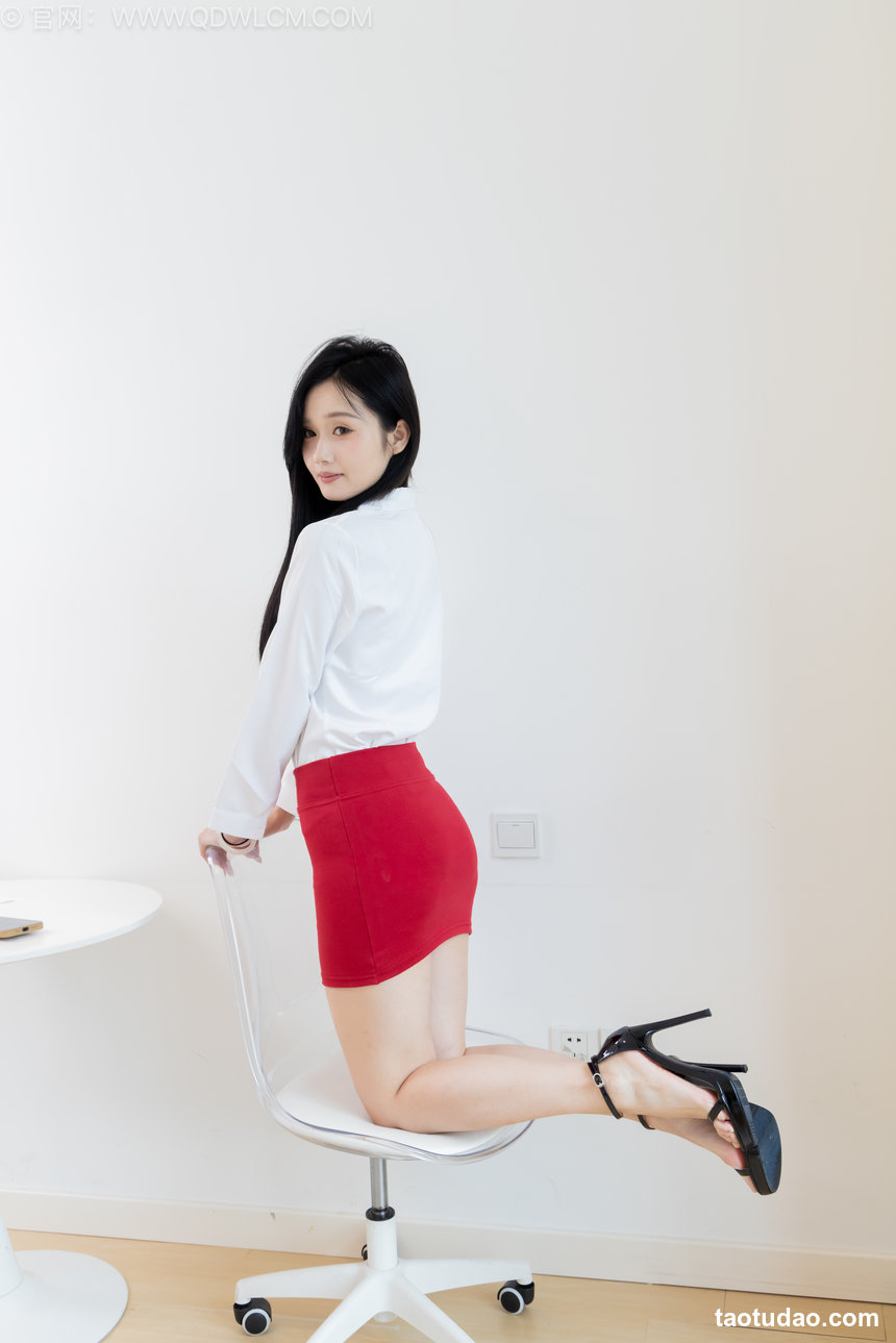 物恋传媒 No.2564 橙子-高跟凉鞋、薄肉丝 [210P1V-3.73GB]