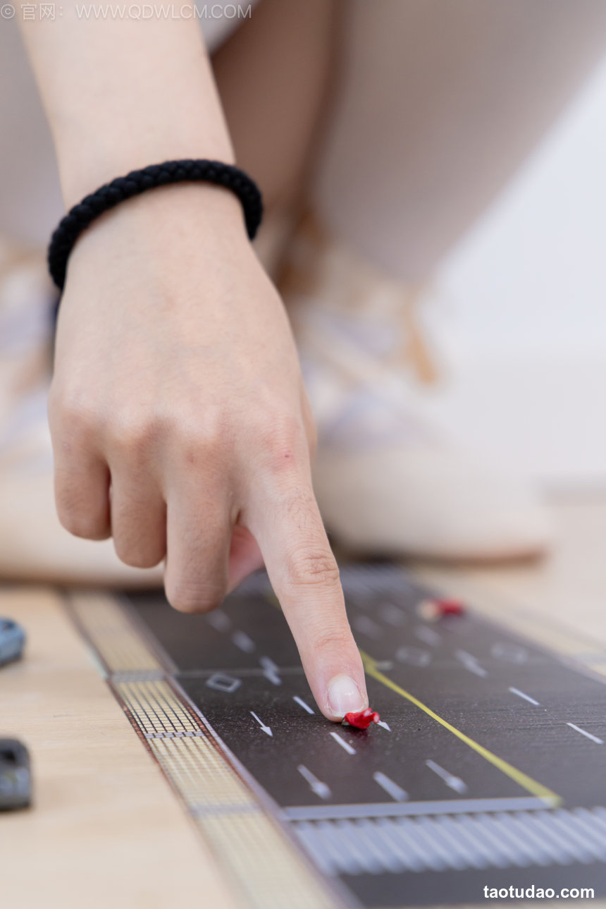 物恋传媒 No.2565 泡泡-平底鞋、薄白丝大腿袜、体操服 [158P1V-3.59GB]