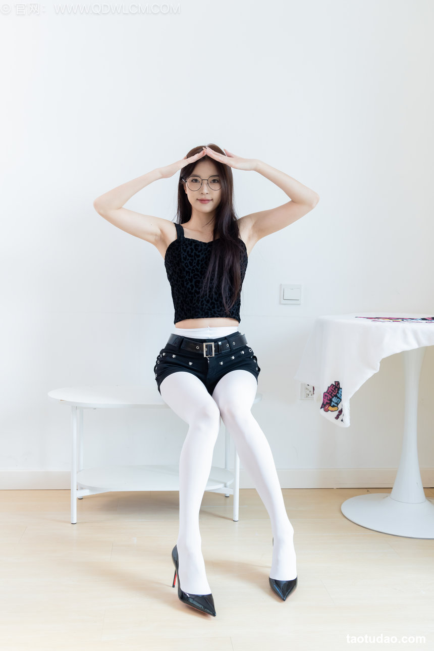 物恋传媒 No.2566 茯苓-两双高跟鞋、厚白丝、腰丝 [169P1V-3.63GB]