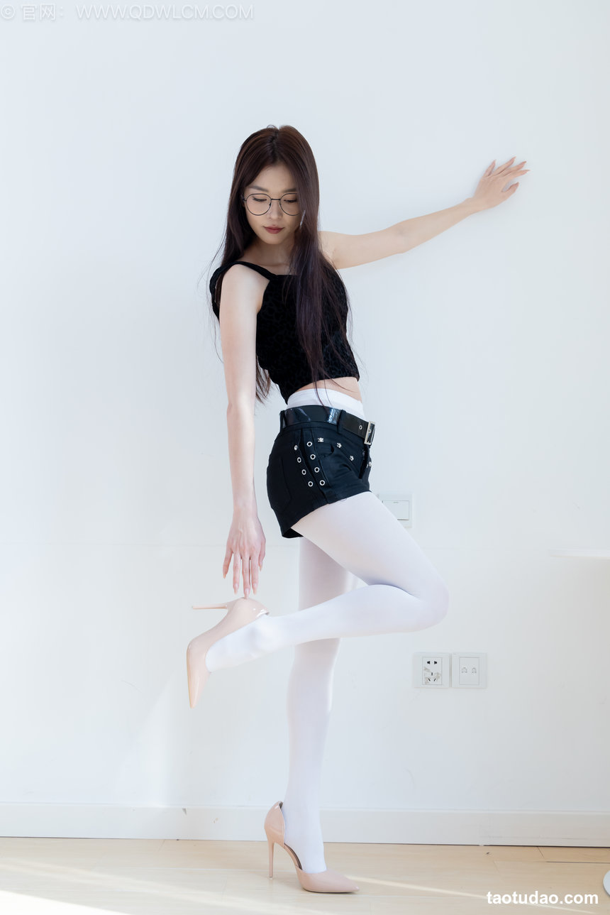 物恋传媒 No.2566 茯苓-两双高跟鞋、厚白丝、腰丝 [169P1V-3.63GB]