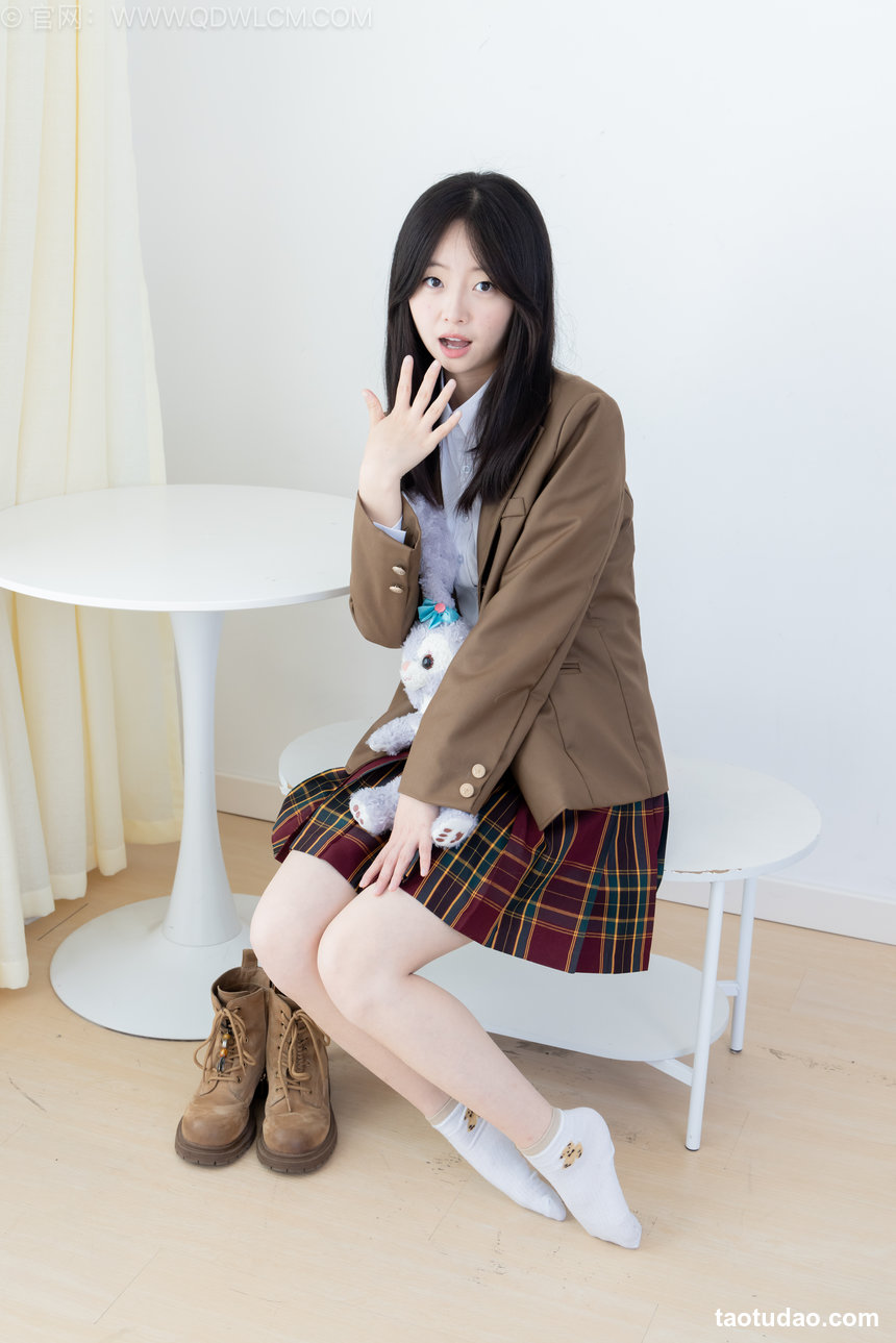 物恋传媒 No.2567 萌萌-短靴、白棉袜、裸足、jk制服 [150P1V-3.61GB]