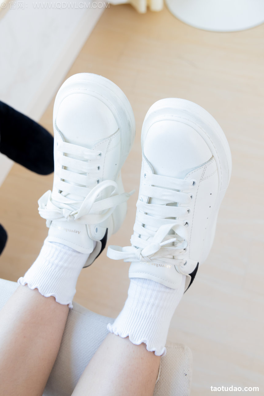 物恋传媒 No.2569 半夏-板鞋、纯白棉袜、裸足 [149P1V-3.29GB]