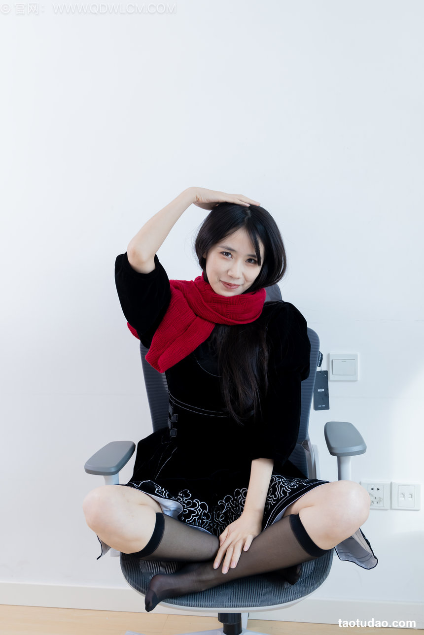 物恋传媒 No.2577 菜菜-皮鞋、小腿薄黑丝、裸足 [305P1V-6.35GB]