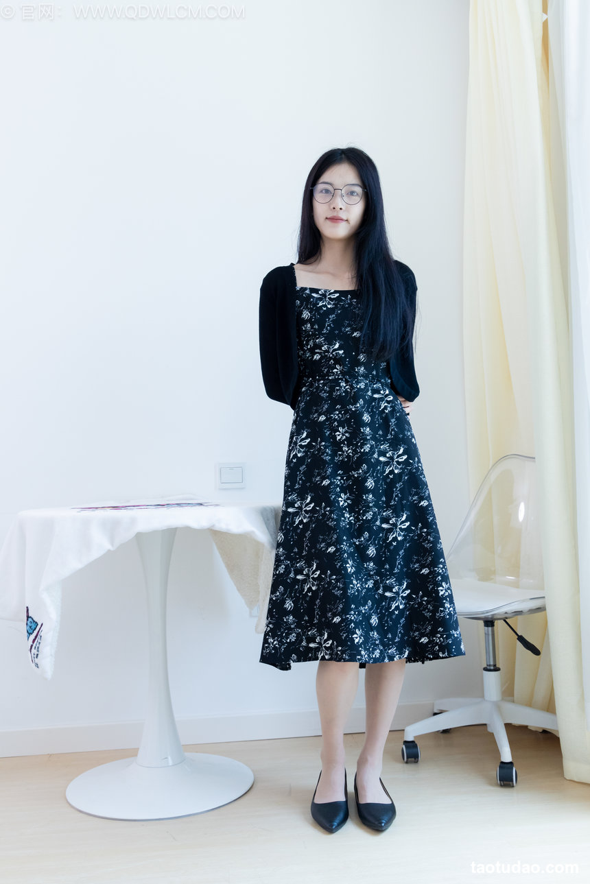 物恋传媒 No.2580 茯苓-平底鞋、薄肉丝、裸足 [150P1V-4.88GB]