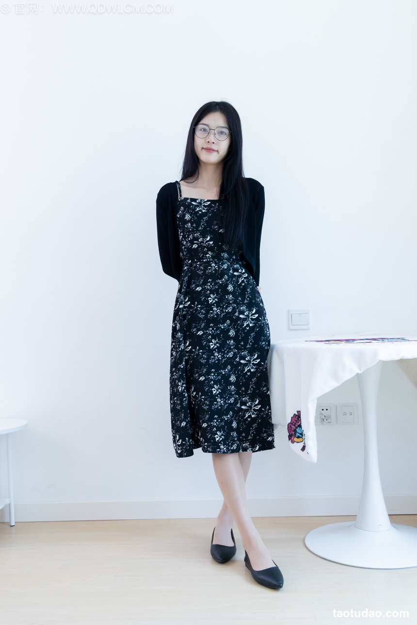 物恋传媒 No.2580 茯苓-平底鞋、薄肉丝、裸足 [150P1V-4.88GB]